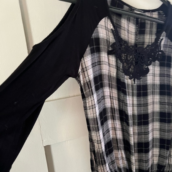 Venus cold shoulder top, size XS - Picture 3 of 4